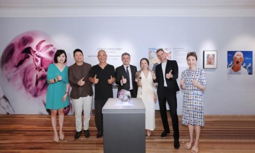 莱俪携手方力钧十年之约启幕《打哈欠2.0的光之对话》跨界联名作品上海首发